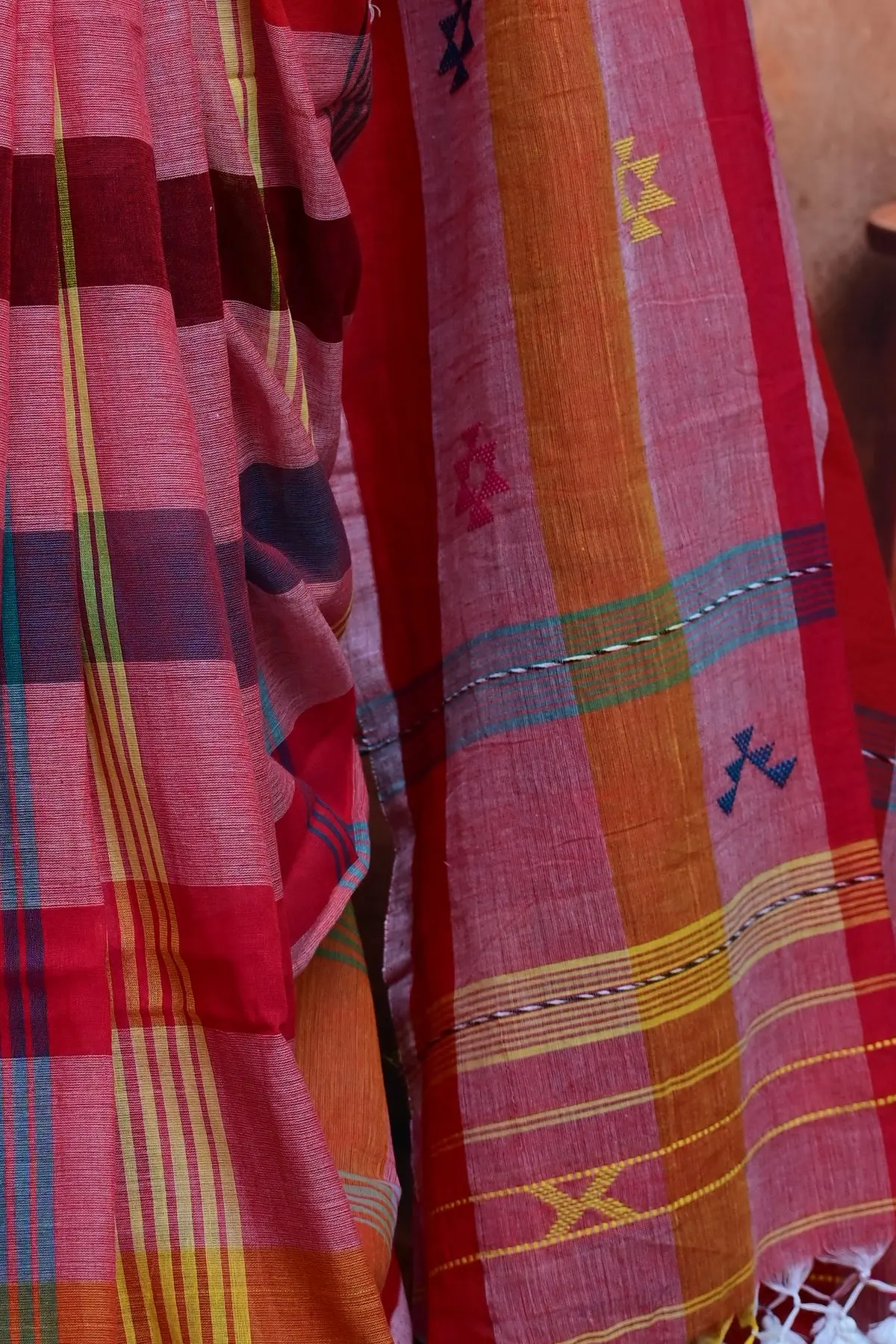 Pink plaid cotton saree with geometric motifs, border