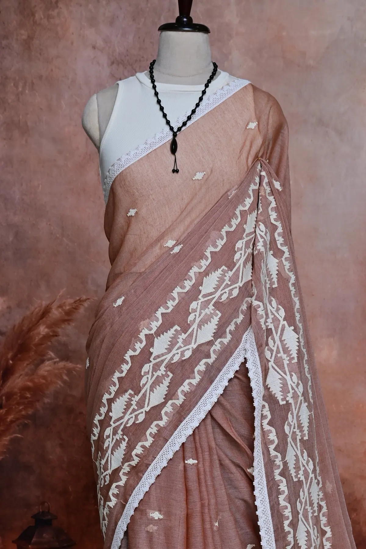 Dusty rose cotton saree with white lace border, 3/4 view