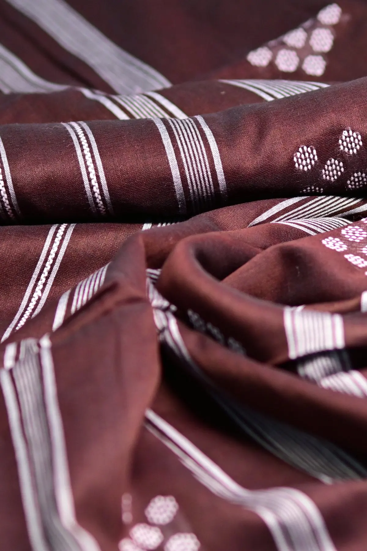 Maroon cotton saree with white dot clusters, texture