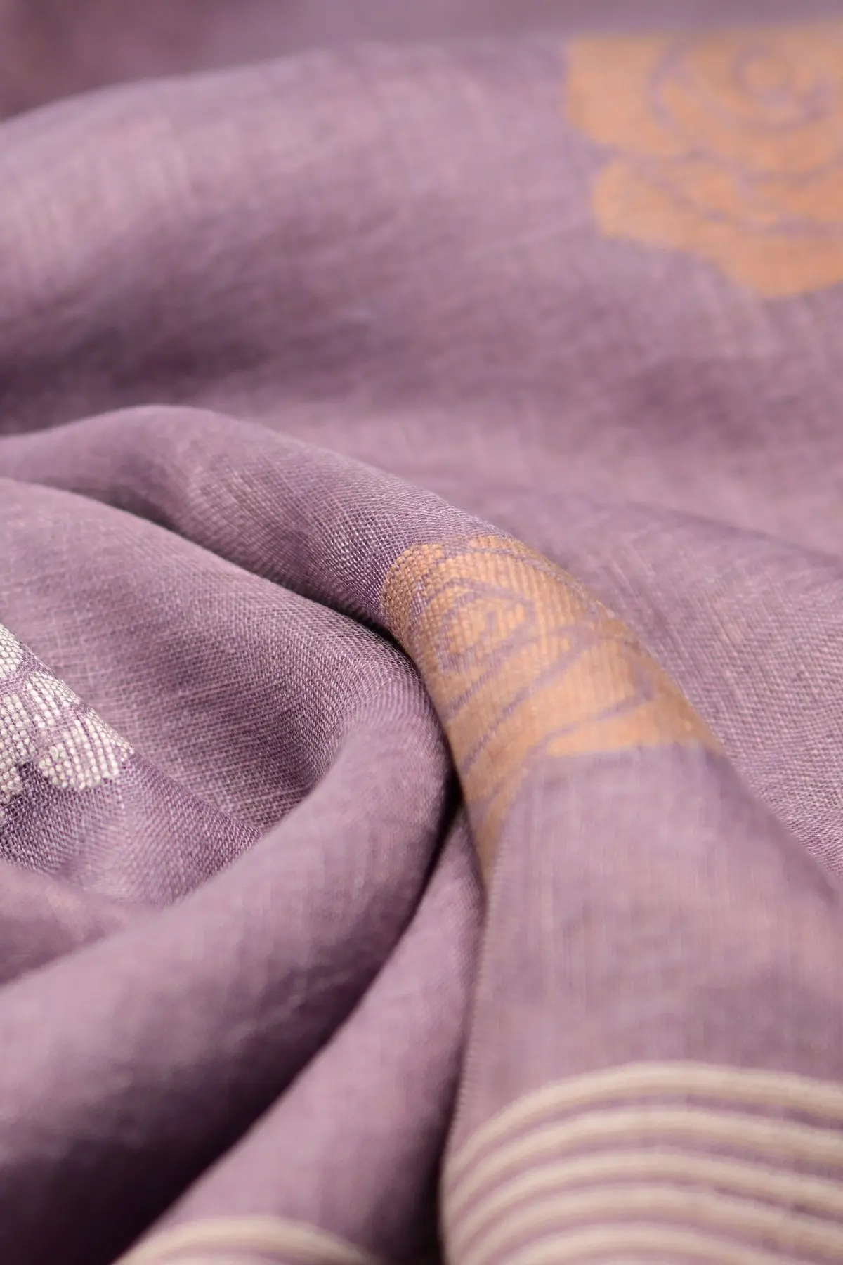 Mauve linen saree with rose motifs, texture