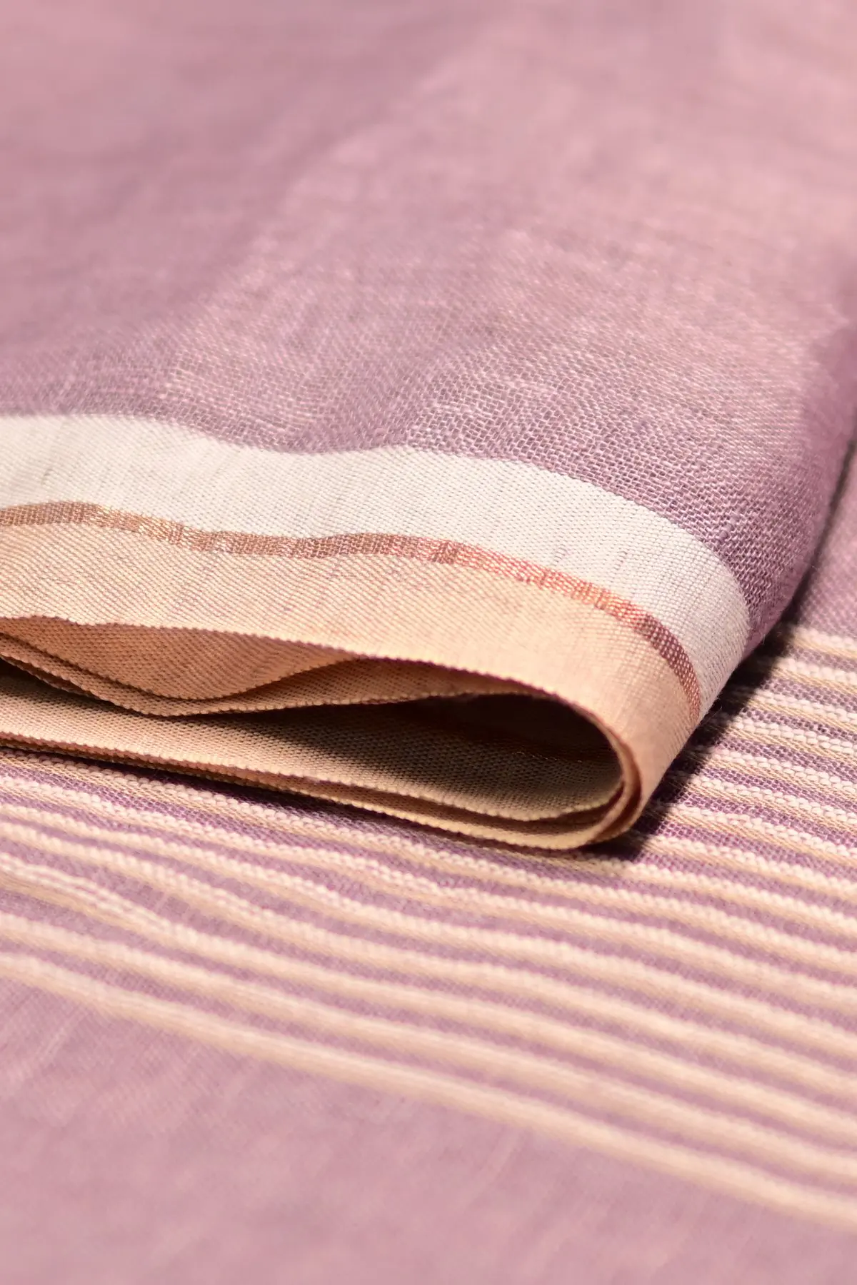 Mauve linen saree with rose motifs, border