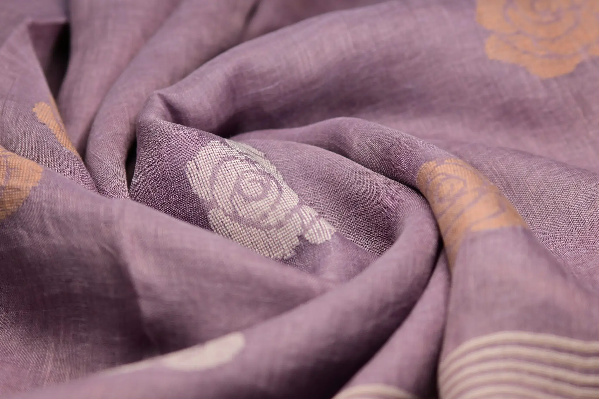 Mauve linen saree with rose motifs, close-up